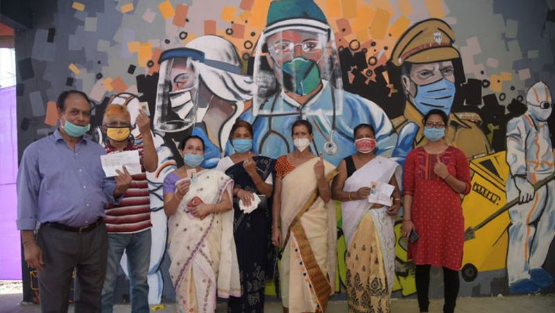 असम के मिर्जा गर्ल्स हाईस्कूल, पलासबाड़ी में मतदान केंद्र को COVID योद्धाओं को समर्पित किया गया है। यहां दीवार पर चित्र बनाए गए। यहां स्वास्थ्य शिविर भी लगाया गया।