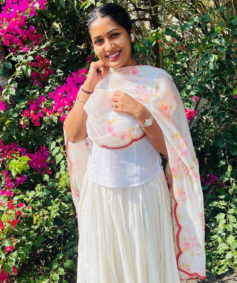 அப்போதைக்கு பல மலையாள படங்களில் அவர் பிசியாக நடித்து கொண்டிருந்ததால் இந்த படத்தில் நடிக்க முடியாமல் போனதாகவும், மற்றபடி இந்த படத்தை ஏற்காமல் இருக்க எந்த காரணமும் இல்லை என்று, நவ்யா அண்மையில் கொடுத்த பேட்டி ஒன்றில் தெரிவித்துள்ளார்.