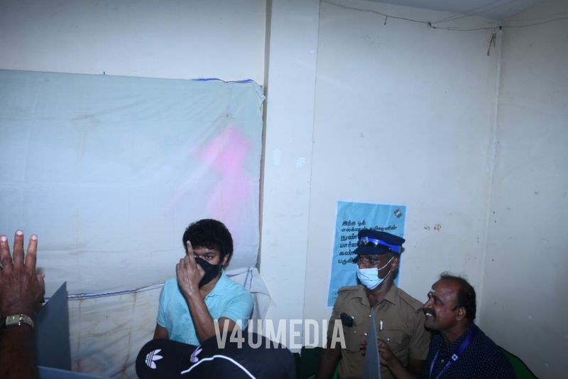 ఓటు వేసిన విజయ్.