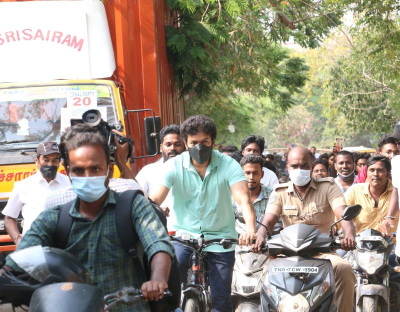 ఓటు వేసేందుకు పోలింగ్ కేంద్రానికి సైకిల్పై వచ్చిన స్పెషల్ ఎట్రాక్షన్గా నిలిచిన విజయ్.