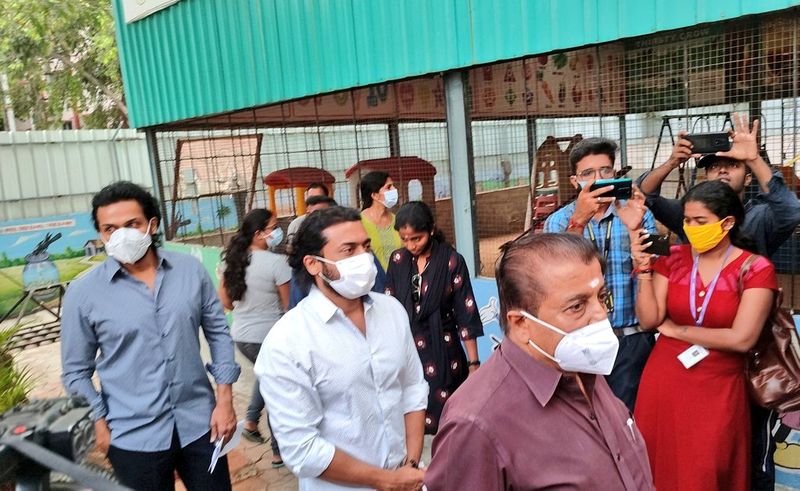 ఓటు వేసేందుకు క్యూలో నిల్చున్న సూర్య, కార్తి, శివకుమార్.