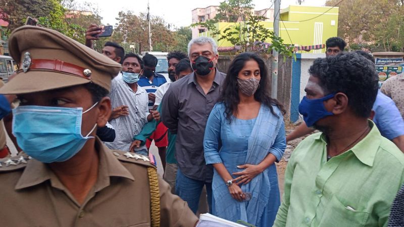 ఓటు వేసేందుకు క్యూలో ఉన్న అజిత్, భార్య షాలిని.