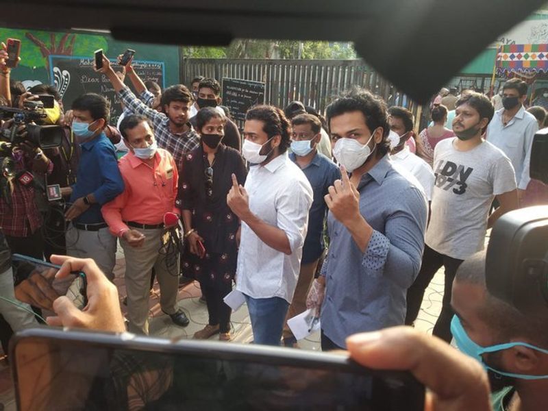 ఓటు వేశాక మీడియాకి తమ వేలిని చూపిస్తున్న సూర్య, కార్తి.