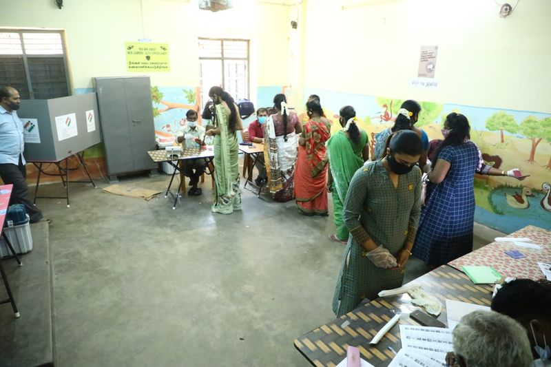ఓటు వేస్తున్న ఐశ్వర్య రాజేష్.