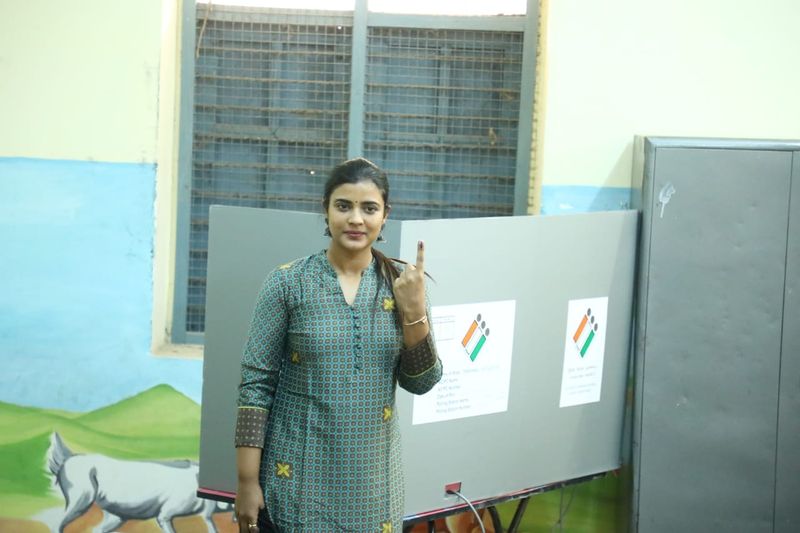 ఓటు వేశానని చూపిస్తున్న ఐశ్వర్య.