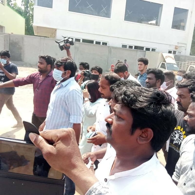 ఓటు వేసేందుకు వస్తోన్న విజయ్ సేతుపతి.