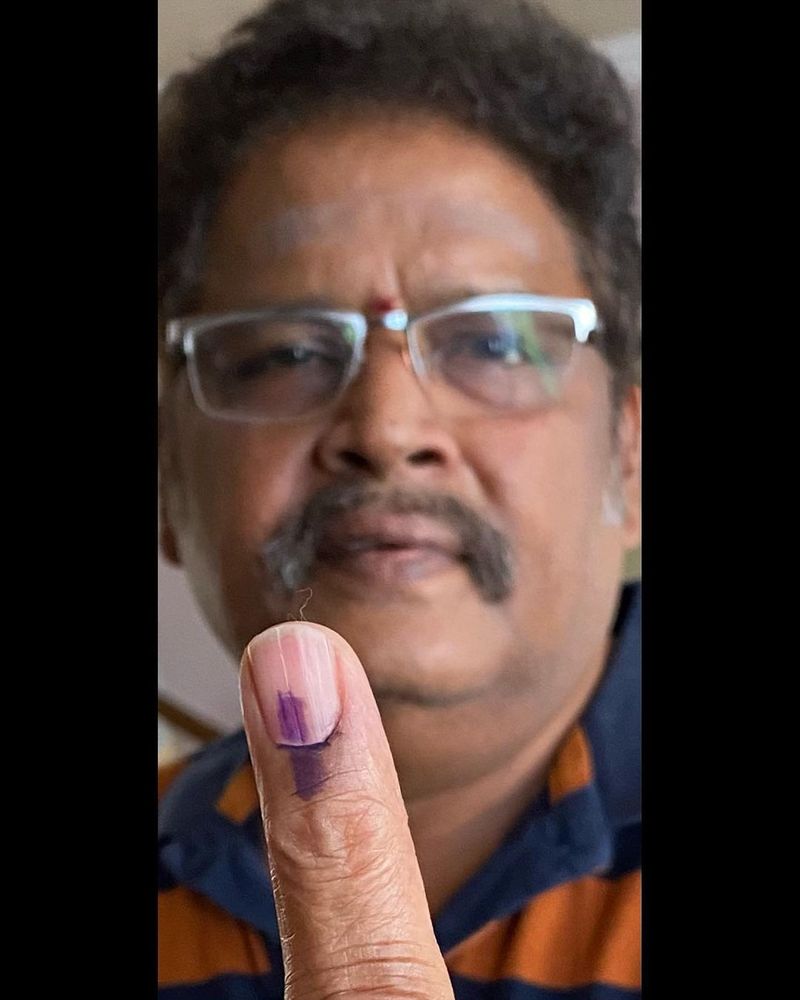 ఓటు వేసిన దర్శకుడు, నటుడు కేఎస్ రవికుమార్.