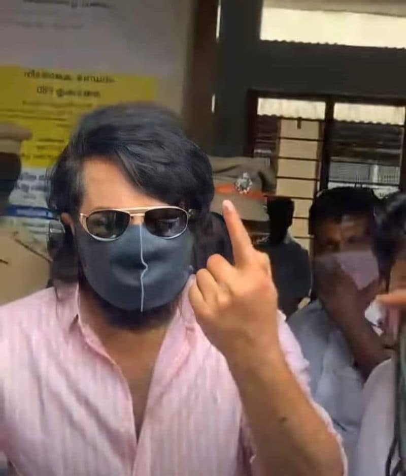 ఓటు హక్కు వినియోగించుకున్న మమ్మట్టి.