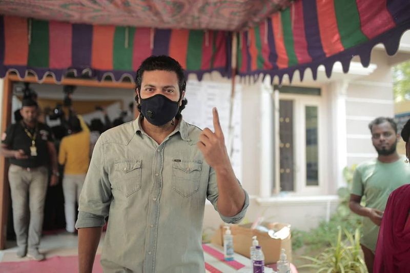 ఓటు వేసిన హీరో జయం రవి.