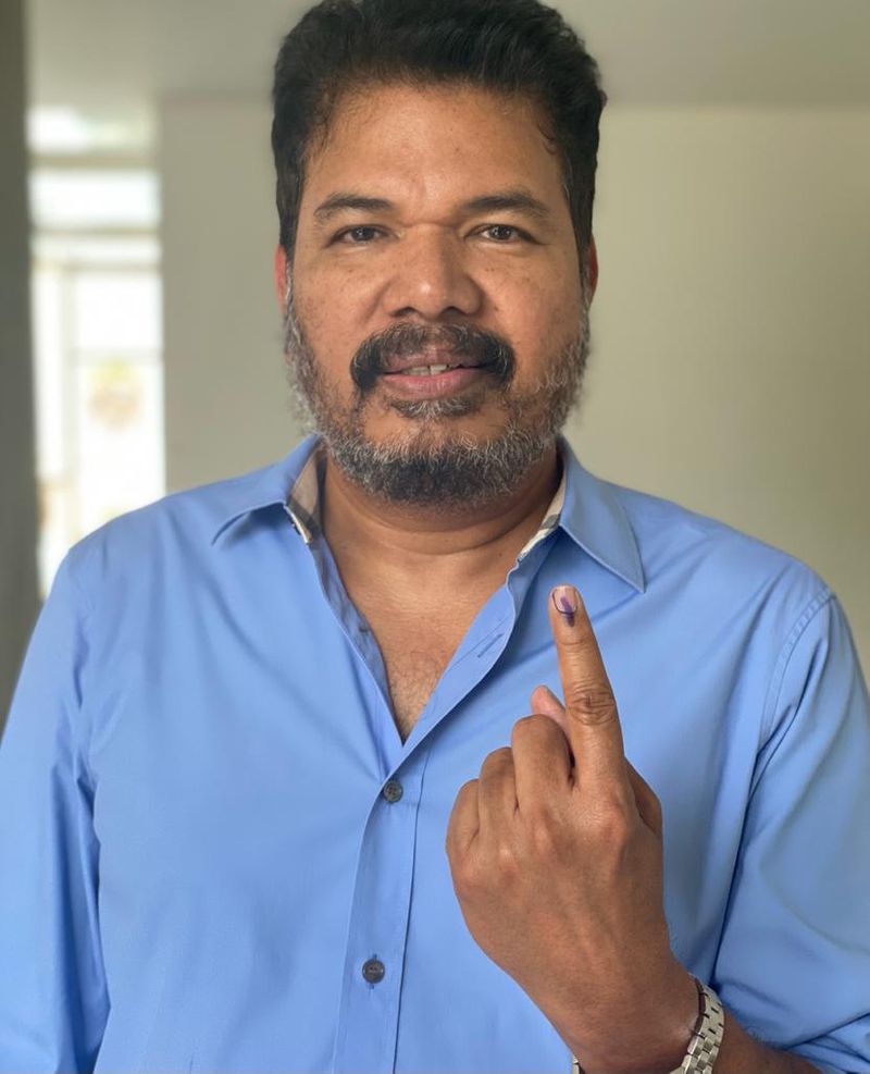 ఓటు హక్కుని వినియోగించుకున్న దర్శకుడు శంకర్.