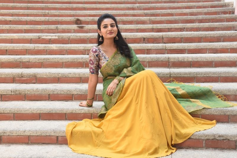 తెలుగు అమ్మాయిలకు తెలుగులో అవకాశాలు రావు, ముందు తమిళం లాంటి లాంగ్వేజ్ చిత్రాలు చేసి తర్వాత ఇక్కడికి వస్తే గౌరవం ఉంటుందని మాలాంటి కొత్త హీరోయిన్స్ మధ్య డిస్కషన్స్ జరుగుతుంటాయి. కానీ `వకీల్ సాబ్` తెలుగు అమ్మాయిలకు ఒక హోప్ ఇచ్చింది.