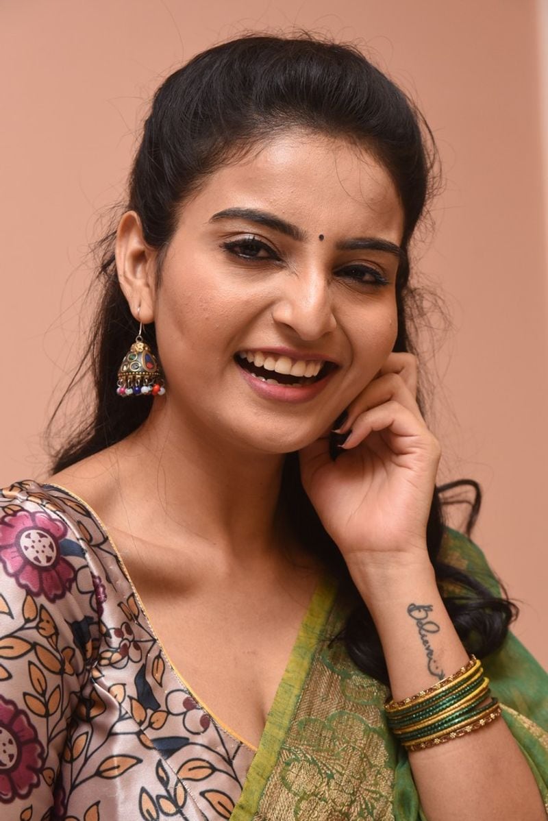 పవన్ కళ్యాణ్ గారితో సెట్ లో గడిపిన సమయం మర్చిపోలేను. పవన్ గారు చెప్పే విషయాలు ఇన్ స్పైరింగ్ గా ఉండేవి. సరదాగా మనం మాట్లాడుకునే విషయాలు మాట్లేందుకు ఆయన ఆసక్తి చూపించరు. షూటింగ్ జరుగుతున్నప్పుడే ఏపీ లో ఒక అమ్మాయి మీద అఘాయిత్యం జరిగితే ఆ విషయం గురించి పవన్ గారు నాతో మాట్లాడారు. దిశ ఇన్సిడెంట్ లాంటివి అమ్మాయిల మీద జరిగినప్పుడు `నేనేమీ చేయలేను, నాకేమీ శక్తి లేదు అనుకోవద్దు నీ ప్రార్థనను యూనివర్స్ కు పంపించు. అది కూడా ప్రభావం చూపిస్తుంద`ని చెప్పేవారు. ఆయనతో జరిగిన ఇలాంటి రెండు మూడు డిస్కషన్స్ మర్చిపోలేను.