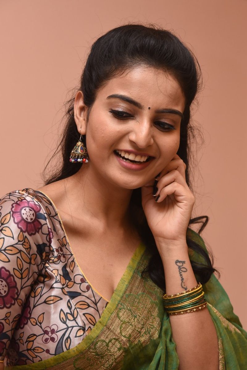 పవన్ కళ్యాణ్ తో మొదట్లో భయంగానే ఉండేది. కోర్టు సీన్స్ జరిగేప్పుడు నేను భయపడుతున్నాను అనే విషయం తెలుసుకుని నాతో మాట్లాడారు. ``మల్లేశం` సినిమా గ్లింప్స్ లా చూశాను. బాగా నటించవు` అని చెప్పారు. నేను ఎక్కడి నుంచి ఇండస్ట్రీకి వచ్చాను. ఏం చదివాను, ఏ సినిమాలు చేస్తున్నాను అనే విషయాలు అడిగి తెలుసుకున్నారు. ఆ తర్వాత సార్ తో నటించడం కంఫర్ట్ గా అనిపించింది.