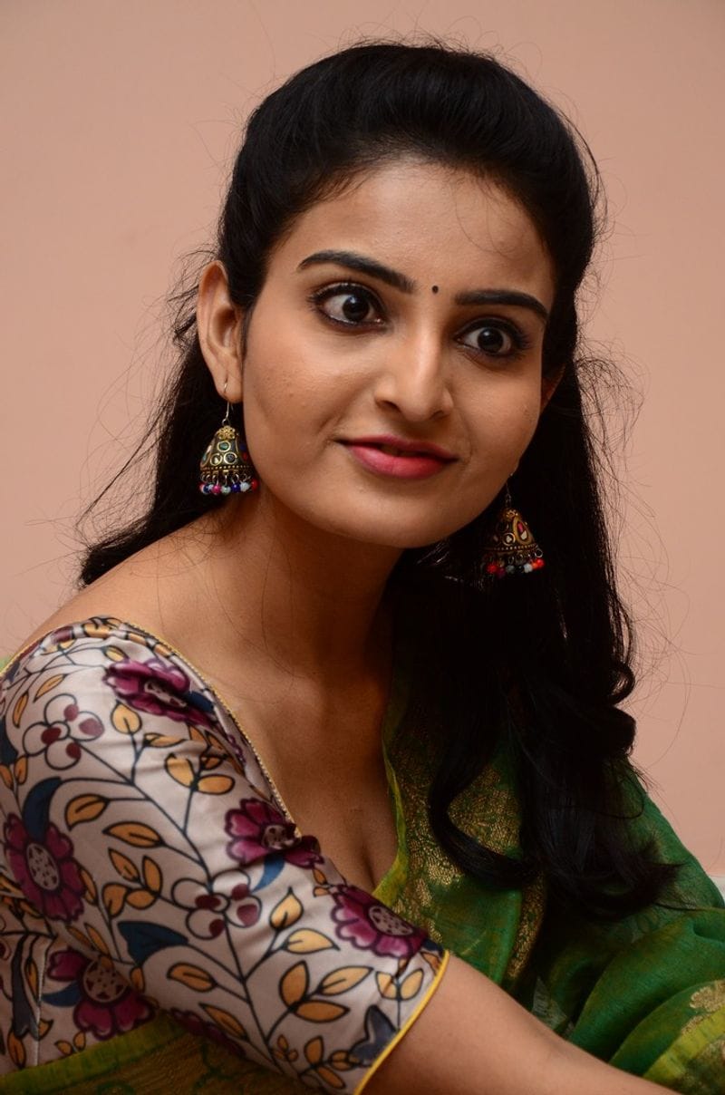 అమ్మాయిలనే కాదు అబ్బాయిలను కూడా సరైన విధంగా పెంచాలని చెబుతుందీ సినిమా.- ఇండస్ట్రీలో అమ్మాయిలకు ఇబ్బందులు ఎదురవుతుంటాయని నేనూ విన్నాను. కానీ నాకెప్పుడూ అలాంటి సందర్భాలు ఎదురుకాలేదు. నేను ఇండస్ట్రీలోకి రావడం కష్టమయ్యింది కానీ ఇక్కడికొచ్చాక చేదు సంఘటనలు ఎదురుకాలేదు` అని చెప్పింది అనన్య. ప్రస్తుతం రెండు సినిమాల్లో నటిస్తున్నట్టు చెప్పింది.