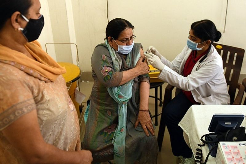 4- लिस्ट में आपके आस-पास के अस्पतालों और वैक्सीनेशन सेंटर्स का नाम दिखेगा। यह आपको सेंटर का पूरा पता देता है और एक गेट डायरेक्शन बटन है, जो मैप माई इंडिया पोर्टल पर वहां पहुंचने के लिए रास्ता बताएगा। 