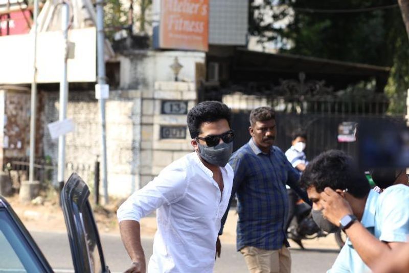 ராமதாஸ், துணை முதலமைச்சர் ஓ.பன்னீர்செல்வம், திமுக தலைவர் ஸ்டாலின், முதல்வர் எடப்பாடி பழனிசாமி, கமல் ஹாசன், சீமான் உள்ளிட்ட பலரும் தங்களது தொகுதியில் வரிசையில் நின்று வாக்குகளை பதிவு செய்தனர். 