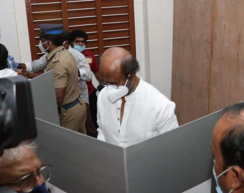 Cameraman and reporters surround rajinikanth at voting booth time viral video