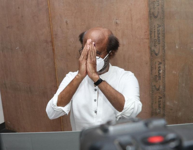 தற்போது சூப்பர் ஸ்டார் ரஜினிகாந்த் சென்னை தலைமை செயலகத்தில், திமுக தலைவரும், முதலமைச்சருமான மு.க.ஸ்டாலினை சந்தித்து, ரூ .50 லட்சம் நிதி உதவி வழங்கியுள்ளார். கொரோனா நெருக்கடிக்கு நடுவிலும் நேரடியாக வந்து ஸ்டாலினை சந்தித்து ரஜினிகாந்த் காசோலையை வழங்கினார்.