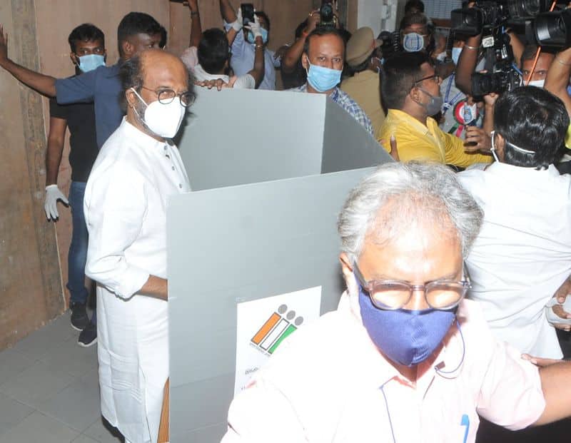 Cameraman and reporters surround rajinikanth at voting booth time viral video