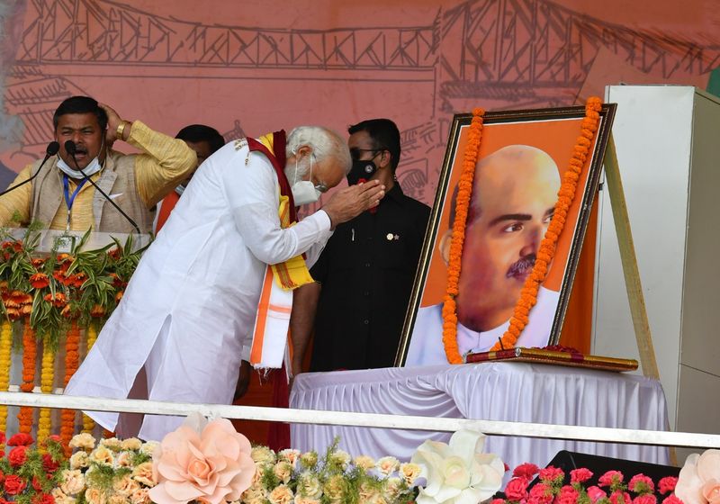 <p>ಕೂಚ್ ಬೆಹರ್ ನಲ್ಲಿ ಸಾರ್ವಜನಿಕ ಸಭೆಯನ್ನು ಉದ್ದೇಶಿಸಿ ಮಾತನಾಡಿದ ಅವರು, ದೀದಿ ವಿರುದ್ಧ ಹರಿಹಾಯ್ದರು. </p>