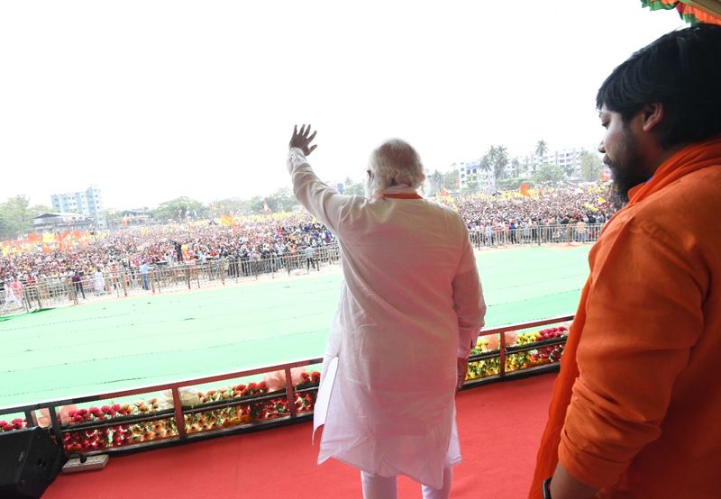 <p>ಚಲೋ ಪಲ್ಟಿ' (ಬದಲಾವಣೆ ಆರಂಭಿಸಿ) ಎಂದು ಜನರಲ್ಲಿ ಕೇಳಿಕೊಂಡರು.</p>