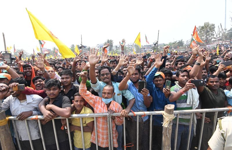 <p>ವಾರಣಾಸಿಯಲ್ಲಿ ಸ್ಪರ್ಧೆ ಮಾಡುತ್ತೇನೆ ಎಂದು ಒಂದು ಸಾರಿ ಹೇಳುತ್ತೀರಿ.. ಅಂದರೆ ನಿಮಗೆ ಈಗಾಗಲೇ ಸೋಲಿನ ಸುಳಿವು ಸಿಕ್ಕಿದೆಯೇ ಎಂದು ಪ್ರಶ್ನೆ ಮಾಡಿದರು.</p>