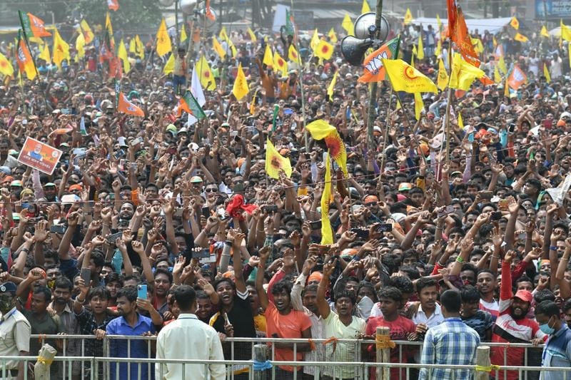 <p>ಈ ಹಂತದಲ್ಲಿ 205 ಅಭ್ಯರ್ಥಿಗಳು ಕಣದಲ್ಲಿದ್ದು, 13 ಮಹಿಳಾ ಅಭ್ಯರ್ಥಿಗಳು ಅಖಾಡದಲ್ಲಿದ್ದಾರೆ.</p>