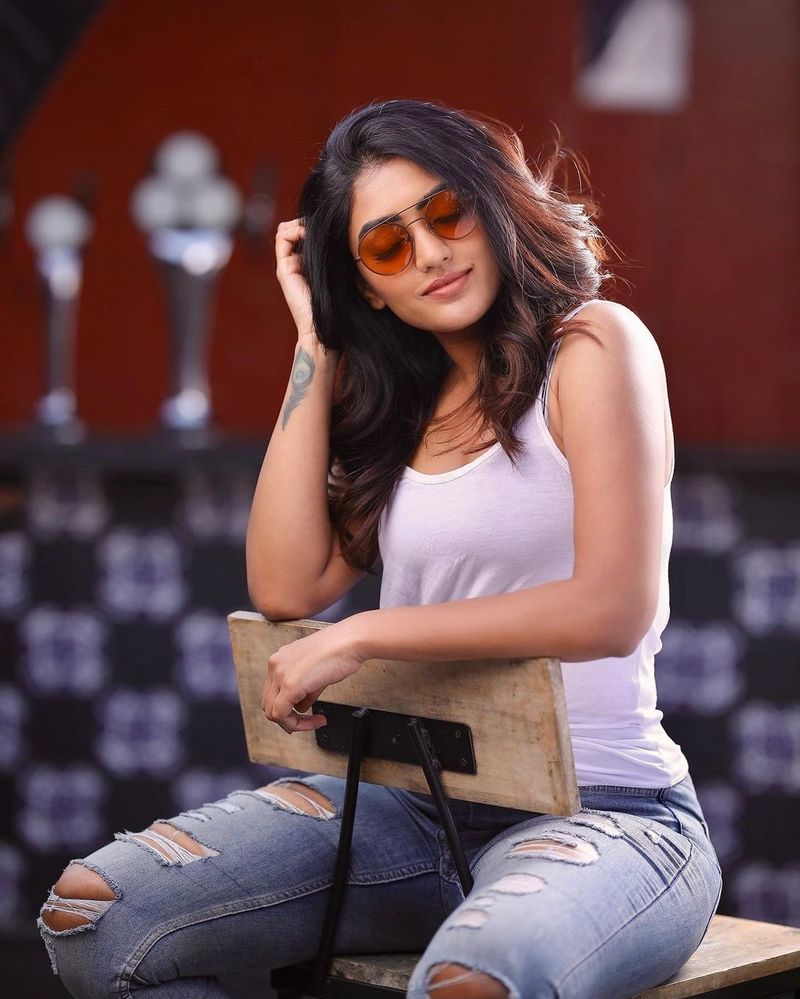 ప్రస్తుతం ఇవి దుమ్ము దుమారం రేపుతున్నాయి. అసలే సమ్మర్తో కుర్రాళ్లంతా ఉక్కిరిబిక్కిరవుతుంటే, తాజాగా ఈ అమ్మడు సెక్సీ పిక్స్ పంచుకుని చెమటలు పట్టిస్తుంది.
