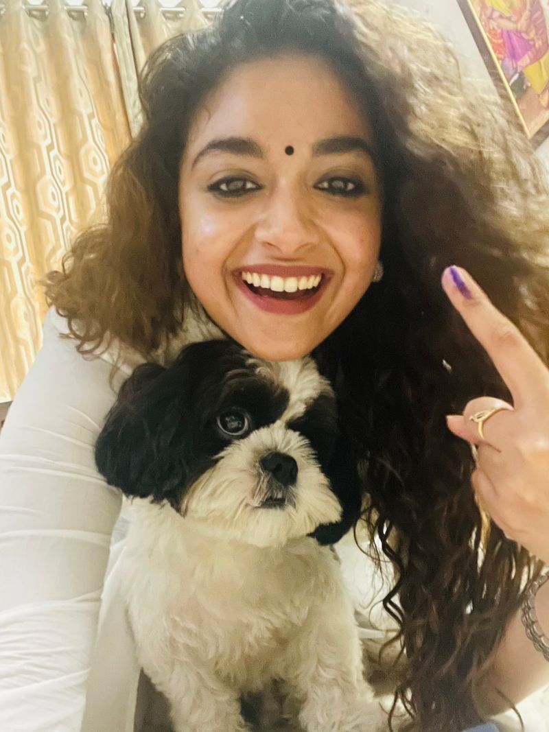 ஜனநாயக கடமையாற்றிய ஆள்காட்டி விரல் மை அடையாளத்துடன் தனது செல்ல நாய்குட்டி அருகில் நின்ற படி கீர்த்தி சுரேஷ் கொடுத்த போஸ் தாறுமாறு வைரலாகி வருகிறது. 