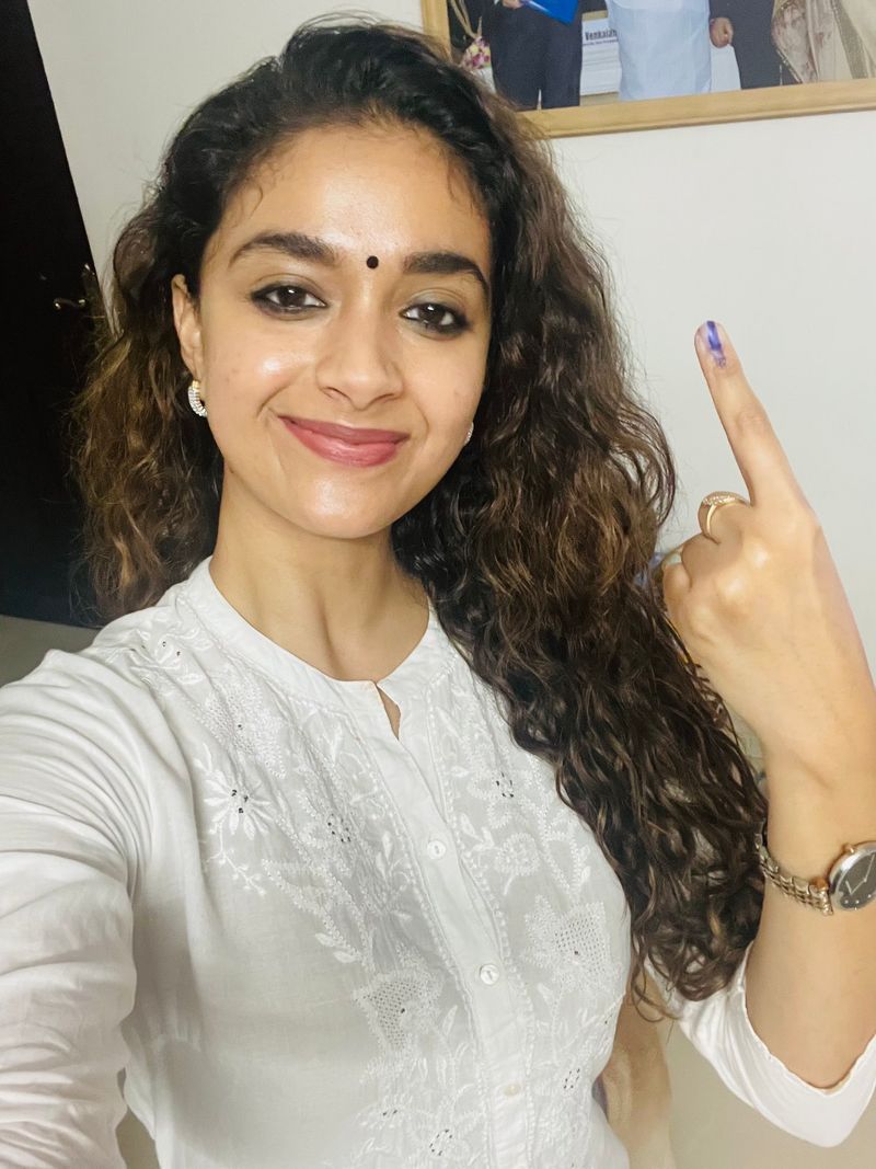 தமிழ், தெலுங்கு, மலையாளம் திரையுலகின் முன்னணி நடிகையான கீர்த்தி சுரேஷ் தன்னுடைய குடும்பத்தினருடன் வாக்களித்த புகைப்படத்தை சோசியல் மீடியாவில் பதிவிட்டுள்ளார். 