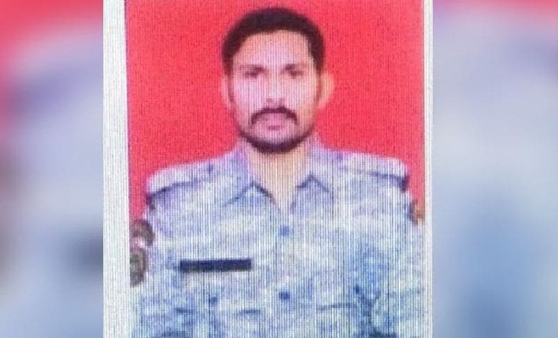 वहीं कुछ लोगों का कहना है कि हमले के दौरान राकेश्वर सिंह मनहास की गोलियां खत्म हो गई थीं। इस दौरान वह अपने आप को बचाने के लिए एक पहाड़ी के पीछे छिप गए। रात होने के कारण वह रास्ता भटक गए और गांव की तरफ चले गए। जहां नक्सली संगठन ने उनको देख लिया और उनकी रायफल छीनते हुए बंधक बना लिया। वहीं सीआरपीएफ के अधिकारियों ने भी कहा कि है कि कुछ इनपुट तो मिले हैं जिससे पता चला है कि राकेश्वर को माओवादियों ने बंधक बना लिया है। कुछ स्थानीय पत्रकारों ने जवान के बंधक होने का दावा भी किया है।
