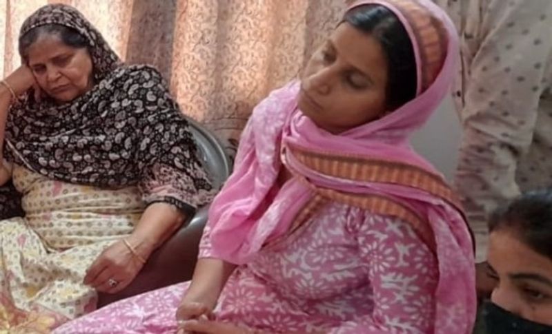 वहीं जवान राकेश्वर सिंह की पत्नी मीनू मनहास का भी रो-रोकर बुरा हाल है। उन्होंने मीडिया के जरिए पीएम मोदी से अपील भी की है। मीनू ने कहा कि 'मोदी जी मेरे पति को वापस ले आइए। अगर वह सुरक्षित हैं तो उन्हें वापस ला दो जैसे अभिनंदन को पाकिस्तान से वापस लेकर आए थे। वैसे ही मेरे पति को वापस ला दो।'
