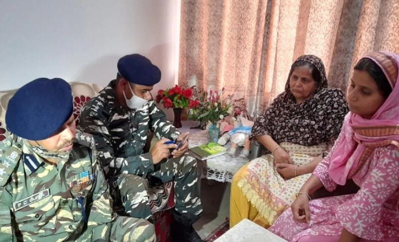 जवान राकेश्वर सिंह की बेटी राघवी का भावुक वीडियो सोशल मीडिया पर वायरल हो रहा है। जिसमें राघवी ने नक्सलियों अपील करते हुए कहा कि पापा को छोड़ दीजिए, में उनको बहुत मिस कर रही हूं। प्लीज मेरी बात मान लीजिए में अपने पापा को बहुत प्यार करती हूं। उन्हें हमारे घर भेज दीजिए। मासूम बच्ची की यह बात सुनकर पूरा परिवार रोने लगा। राकेश्वर सिंह का परिवार उनकी वापसी का इंतजार कर रहा है। 