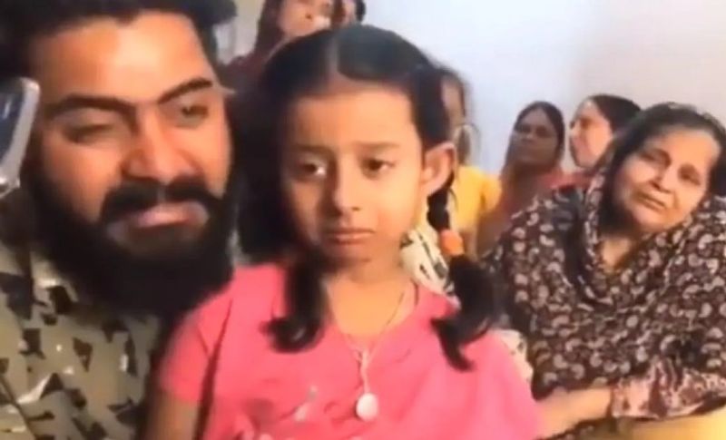 दरअसल, रविवार को 22 जवानों के शहादत की पुष्टि की गई थी। इनमें सभी के पार्थिव शरीर को सुरक्षाबलों ने हेलीकाप्टर की मदद से उठा लिया था। वहीं सीआरपीएफ कोबरा बटालियन में तैनात राकेश्वर सिंह मनहास लापता थे। जिनकी काफी खोजबीन की गई, लेकिन उनका कहीं कोई पता नहीं चल पाया है। पिछले तीन से लगातार सेना उनको बीजापुर और सुकमा के जंगलो में तलाश कर रही है, लेकिन अभी तक कोई खबर नहीं है।