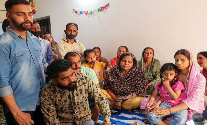  राकेश्वर सिंह के चचेरे भाई गोविंद सिंह ने बताया कि दो दिन होने के बाद हमने जब सीआरपीएफ कंटोल रूम में बात की तो अधिकारियों बताया गया कि उनके बारे में भी अभी कोई खबर नहीं है। राकेश्वर सिंह की तलाश की जा रही है और जैसे ही कोई सूचना मिलता है फौरन बताया जाएगा।
