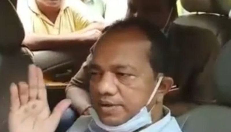 <p>২৯৪ টি কেন্দ্রের মধ্যে ব্যাতিক্রমী মুর্শিদাবাদের জঙ্গিপুর বিধানসভা। এই কেন্দ্রের তৃণমূল কংগ্রেস প্রার্থী হাসপাতাল থেকে স্টেচারে শুয়েই এলেন মনোনয়ন দাখিল করতে। টিপ সই দিয়েই নমিনেশন ফাইল করে এশিয়ানেট নিউজ বাংলার প্রতিনিধিকে জানালেন জয়ের বিষয়ে তিনি একশো শতাংশ নিশ্চিত। তিনি নিমতিতায় আইডি বিস্ফোরণকাণ্ডে হাতের আঙ্গুল খোয়ানো রাজ্যের মন্ত্রী জাকির হোসেন। </p>
