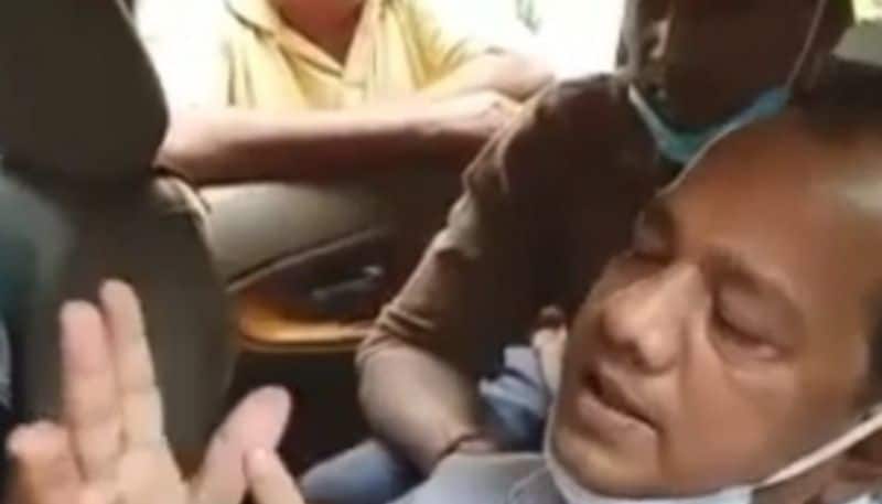 <p>২০২১ এর নির্বাচনে ২৯৪ টি কেন্দ্রের মধ্যে কার্যত নজিরবিহীন ঘটনার সাক্ষী থাকলো মঙ্গলবার মুর্শিদাবাদের জঙ্গিপুর বিধানসভার বাসিন্দারা। এসএসকেএম হাসপাতালে ৮ সদস্যের মেডিকেল টিমের কাছ থেকে বিশেষ শংসাপত্র এনে স্ট্রেচারে করে শুয়ে কোনরকমে বাম হাতে টিপসই দিয়ে জঙ্গিপুর মহকুমা শাসকের কার্যালয়ে মনোনয়নপত্র জমা করলেন রাজ্যের মন্ত্রী জাকির হোসেন। নিমতিতায় আইডি বিস্ফোরণকাণ্ডে ডান হাতের আঙুল খুইয়েছেন রাজ্যের শ্রমদপ্তরৈর প্রতিমন্ত্রী জাকির হোসেন। এই দিন তাঁর শারীরিক অবস্থা থেকে শুরু করে মনোনয়নপত্র জমা দেয়ার সংক্রান্ত বিষয়ে খুঁটিনাটি জিনিস দেখার জন্য ও নির্বাচন কমিশনের নিয়ম বিধি মানার জন্য বিশেষজ্ঞের একটি দলও ছিল তাঁর সঙ্গে।</p>