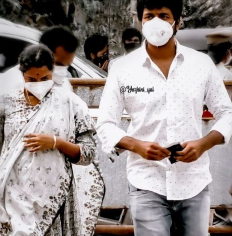 எனினும் இந்த தகவல் எந்த அளவிற்கு உண்மை என்பது பற்றி தெரியவில்லை. தற்போது வைரலாகி வரும் புகைப்படம் இதோ... 