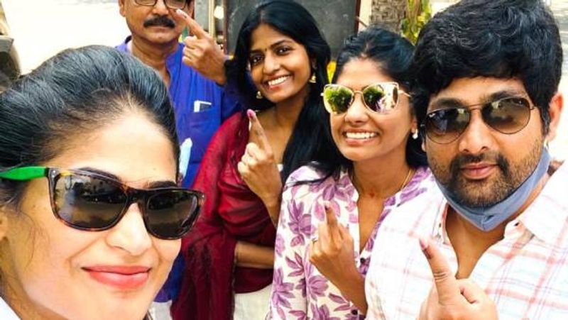 நடிகை விஜயலட்சுமி, தனது தந்தை அகத்தியன், சகோகரிகளான நிரஞ்சனா, கார்த்திகா (குக் வித் கோமாளி கனி) ஆகியோருடன் சென்று வாக்களித்தார். 