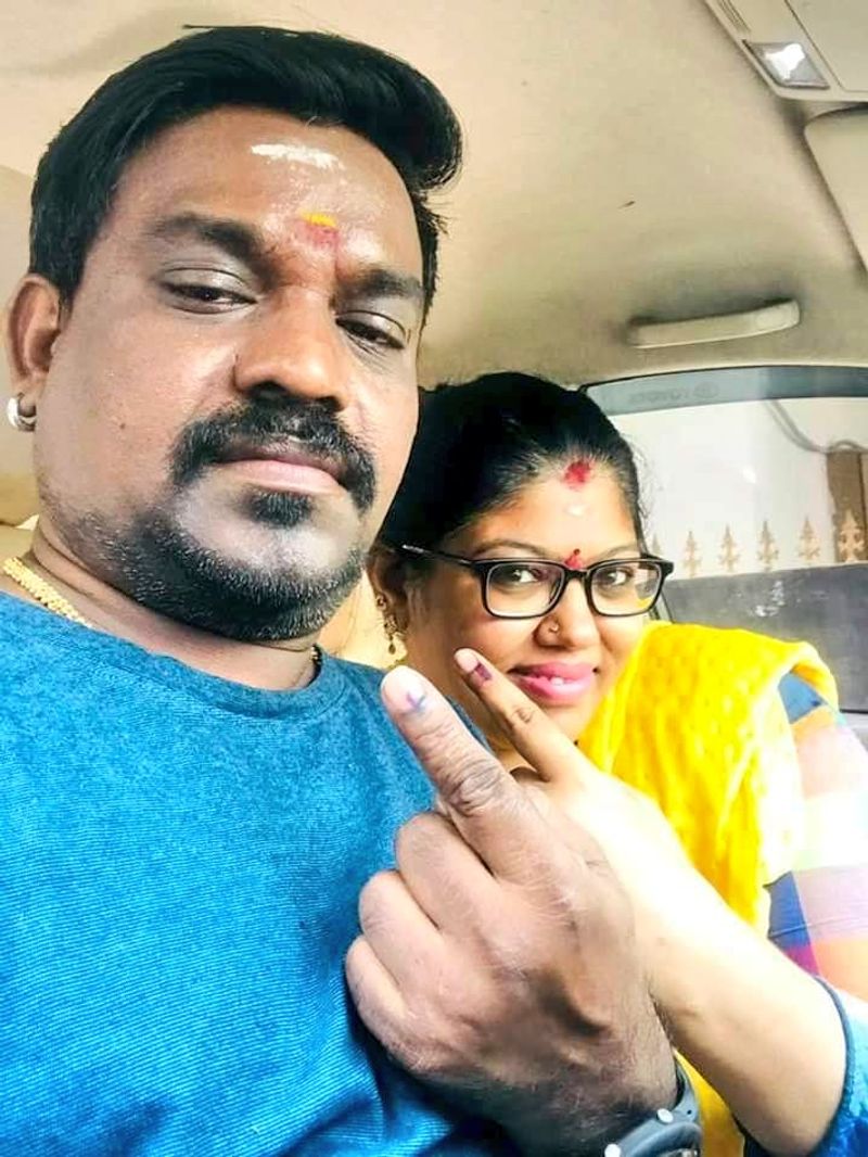மனைவியுடன் வாக்களித்த வெற்றி சின்னத்தை காட்டும் பாடகர் வேல்முருக