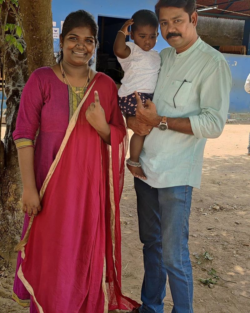 குடும்பத்துடன் சென்று வாக்களித்த அறந்தாங்கி நிஷ