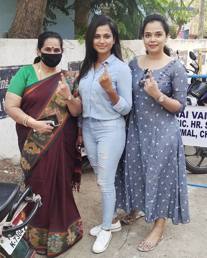 குடும்பத்துடன் வாக்களித்த ரம்யா பாண்டியன்