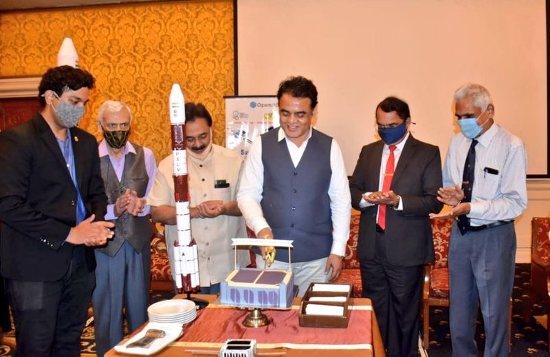 <p>ನಾವಿನ್ಯತೆ ಮತ್ತು ಹೊಸತನವನ್ನು ಉತ್ತೇಜಿಸುವ ಉದ್ದೇಶದಿಂದ ಕರ್ನಾಟಕ ಸರ್ಕಾರ ವಿದ್ಯಾರ್ಥಿ ಉಪಗ್ರಹ ಯೋಜನೆಗಳಿಗೆ ಯಾವಾಗಲೂ ಉತ್ತೇಜನ ನೀಡುತ್ತದೆ. ಇಸ್ರೇಲ್ ಶಾಲೆಗಳು ಉಪಗ್ರಹ ಯೋಜನೆಗಳಿಗೆ ಹೆಚ್ಚು ಪ್ರೋತ್ಸಾಹ ನೀಡುತ್ತವೆ. ಅದೇ ರೀತಿ ರಾಜ್ಯದಲ್ಲೂ ವಿದ್ಯಾರ್ಥಿಗಳ ಉಪಗ್ರಹ ಯೋಜನೆಗಳನ್ನು ಪ್ರೋತ್ಸಾಹಿಸಲು ಸರಕಾರ ಉದ್ದೇಶಿಸಿದೆ. ಸ್ಥಳೀಯ ತಂತ್ರಜ್ಞಾನ ಮತ್ತು ಇತರ ಪೂರಕ ಅಂಶಗಳಿಂದಾಗಿ ಉಪಗ್ರಹಗಳ ತಯಾರಿಕೆ ವೆಚ್ಚ ಕಡಿಮೆಯಾಗಿದೆ ಎಂದು ಅವರು ನುಡಿದರು.</p>
