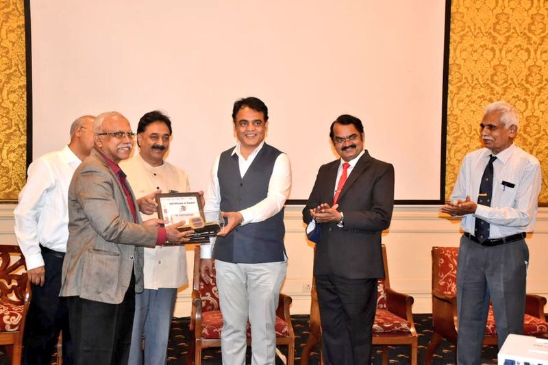 <p>ಎಂಜಿನಿಯರಿಂಗ್ ವಿದ್ಯಾರ್ಥಿಗಳೇ ತಯಾರಿಸಿ ಯಶಸ್ವಿಯಾಗಿ ಉಡಾವಣೆ ಮಾಡಿದ ಯುನಿಸ್ಯಾಟ್ ತಂಡದಲ್ಲಿದ್ದ ಎಲ್ಲರನ್ನು ಉಪಮುಖ್ಯಮಂತ್ರಿ ಅಶ್ವತ್ಥ ನಾರಾಯಣ ಅವರು ಗೌರವಿಸಿದರು. ಐಟಿಸಿಎ ಅಧ್ಯಕ್ಷ ಡಾ. ಎಲ್.ವಿ.ಮಲ್ಲಿಕಾರ್ಜುನ ರೆಡ್ಡಿ, ಪದ್ಮಶ್ರೀ ಪ್ರಶಸ್ತಿ ಪುರಸ್ಕೃತರಾದ ಪ್ರೊ.ಆರ್.ಎಂ.ವಾಸಗಂ, ಡಾ. ಮೈಲ್ಸಾಮಿ ಅಣ್ಣಾದುರೈ, ಇಸ್ರೋ ಚಂದ್ರಯಾನ ಯೋಜನೆಯ ಮಾಜಿ ನಿರ್ದೇಶಕ ಗಣೇಶನ್ ನಂಜುಂಡಸ್ವಾಮಿ ಮತ್ತಿತರರು ಪಾಲ್ಗೊಂಡಿದ್ದರು.</p>