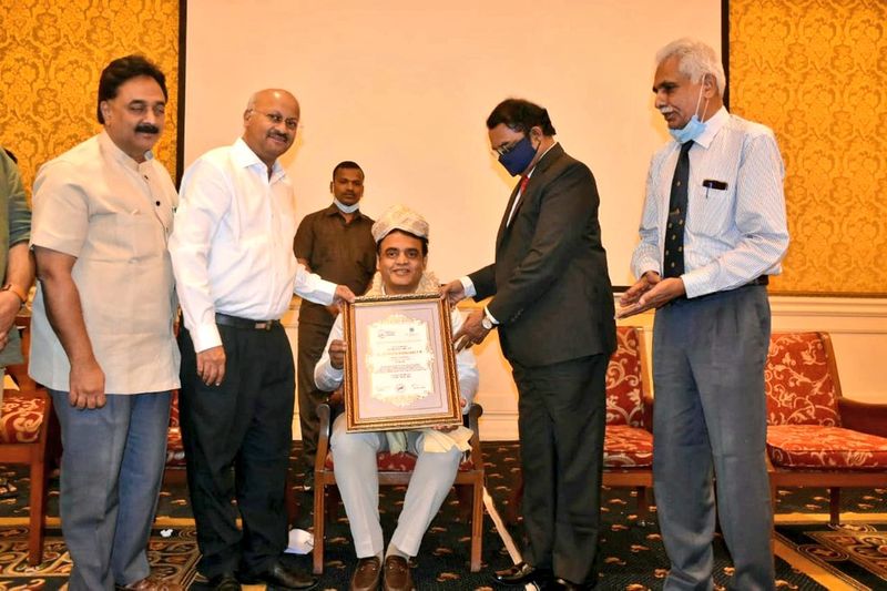 <p>ಬೆಂಗಳೂರಿನಲ್ಲಿ ಮಂಗಳವಾರ ನಡೆದ ವಿದ್ಯಾರ್ಥಿ ಉಪಗ್ರಹ, ಯುನಿಟಿಸ್ಯಾಟ್ (UNITYSAT) ಸಕ್ಸಸ್ ಮೀಟ್ನಲ್ಲಿ ಇಂಡಿಯನ್ ಟೆಕ್ನಾಲಜಿ ಕಾಂಗ್ರೆಸ್ ಅಸೋಸಿಯೇಷನ್ (ಐಟಿಸಿಎ) ವತಿಯಿಂದ ನೀಡಲಾದ ಗೌರವ ಫೆಲೋಶಿಪ್ ಸ್ವೀಕರಿಸಿ ಅವರು ಮಾತನಾಡಿದರು.</p>