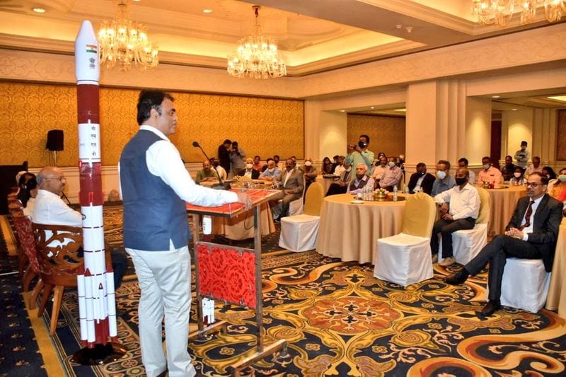 <p>ಪ್ರಸ್ತುತ ಎಂಜಿನಿಯರಿಂಗ್ ವಿದ್ಯಾರ್ಥಿಗಳು ಮಾತ್ರ ಸಣ್ಣ ಉಪಗ್ರಹ ತಯಾರಿಕೆಯಲ್ಲಿ ತೊಡಗಿದ್ದಾರೆ. ಸರ್ಕಾರಿ ಶಾಲೆಗಳ ಮಟ್ಟದಲ್ಲಿಯೇ ಈ ರೀತಿಯ ಯೋಜನೆಯನ್ನು ಪ್ರಾರಂಭಿಸಲು ಐಟಿಸಿಎ ಮುಂದೆ ಬಂದರೆ, ಸರ್ಕಾರ ಎಲ್ಲ ಅಗತ್ಯ ಬೆಂಬಲ ನೀಡುತ್ತದೆ ಎಂದು ಭರವಸೆ ನೀಡಿದರು.</p>