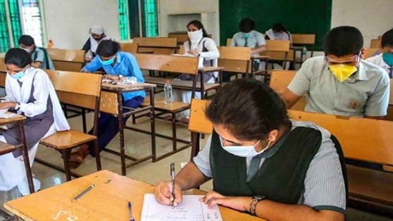 क्या कहा शिक्षा मंत्री ने
हरियाणा राज्य के शिक्षा मंत्री कंवर पाल ने कहा, "हरियाणा राज्य के स्कूलों में ग्रीष्मकालीन अवकाश घोषित। स्कूलों में छुट्टियां 22 अप्रैल से 31 मई तक होंगी। उन्होंने कहा कि संक्रमण के खतरे के बावजूद, टीचर्स को अभी भी स्कूल आना पड़ रहा था। बच्चों के साथ साथ शिक्षकों की सुरक्षा की जिम्मेदारी भी सरकार की है इसलिए गर्मी की छुट्टियां एडवांस में कर दी गई हैं।