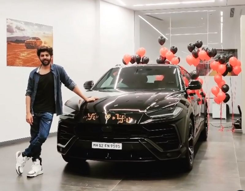 <p>ಕೊರೋನ ವೈರಸ್ ಪಾಸಿಟಿವ್ ಬಂದಿದ್ದ ನಂತರ ಕಾರ್ತಿಕ್ ಆರ್ಯನ್ ಸ್ವತಃ ಲಂಬೋರ್ಘಿನಿ ಉಡುಗೊರೆಯಾಗಿ ನೀಡಿದ್ದಾರೆ.</p>