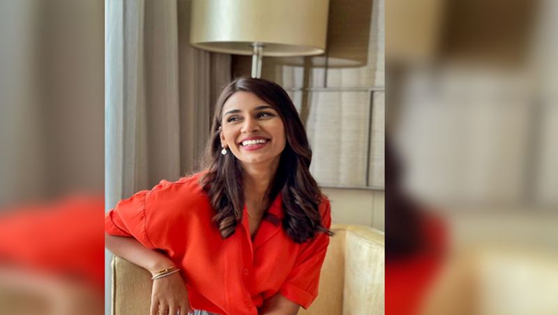 हाल ही में संजना ने अपनी एक फोटो सोशल मीडिया पर शेयर की है, जिसमें वह ऑरेंज कलर की शर्ट और डेनिम शॉर्ट्स पहने स्माइल करती हुई नजर आ रही हैं। 