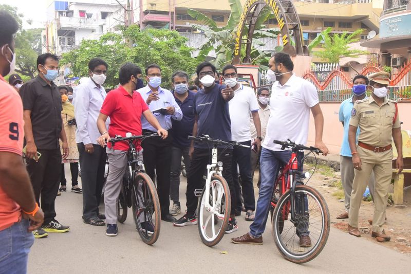 ఖమ్మం నగరంలో జరుగుతున్న పలు అభివృద్ధి పనులను జిల్లా కలెక్టర్ కర్ణన్, మున్సిపల్ కమీషనర్ అనురాగ్ జయంతితో కలిసి మంత్రి స్వయంగా పరిశీలించారు. ఈ అభివృద్ధి పనులు ఎంత త్వరగా అయితే అంత త్వరగా పూర్తి చేయాలని అధికారులకు మంత్రి ఆదేశించారు.